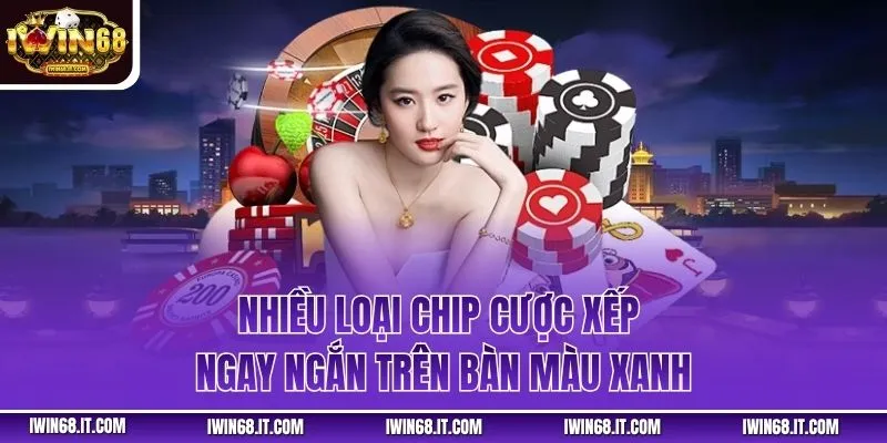 Nhiều loại chip cược xếp ngay ngắn trên bàn màu xanh